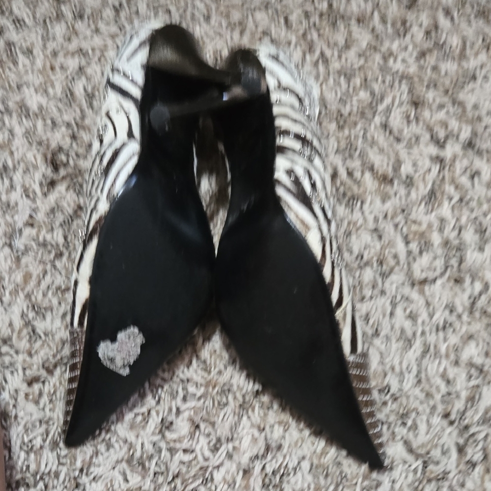 N.Y.L.A. Black and White Patterned Heels with Gold Accents - Picture 4 of 5